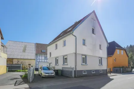 Straßenansichtder Immobilien: Attraktives Immobilienensemble mit Potenzial – Wohnen, Vermieten, Entwickeln! (Titelbild)