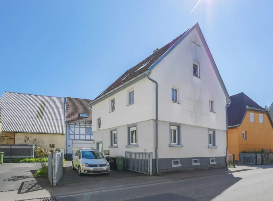 Straßenansichtder Immobilien: Attraktives Immobilienensemble mit Potenzial – Wohnen, Vermieten, Entwickeln! (Titelbild)