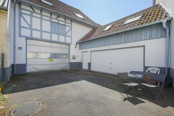 Innenhof und Garagender Immobilien: Attraktives Immobilienensemble mit Potenzial – Wohnen, Vermieten, Entwickeln! (Foto)
