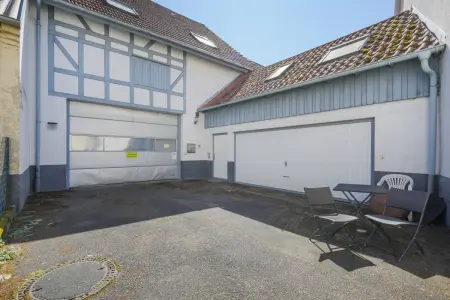 Innenhof und Garagender Immobilien: Attraktives Immobilienensemble mit Potenzial – Wohnen, Vermieten, Entwickeln! (Foto)