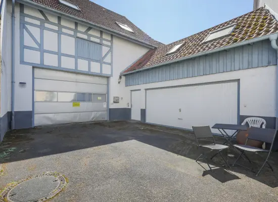 Innenhof und Garagender Immobilien: Attraktives Immobilienensemble mit Potenzial – Wohnen, Vermieten, Entwickeln! (Foto)