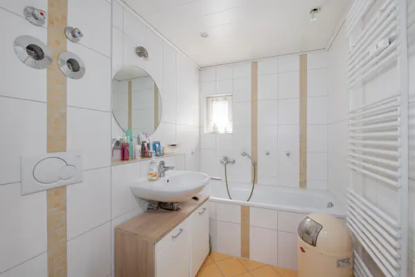 Badezimmer OGder Immobilien: Attraktives Immobilienensemble mit Potenzial – Wohnen, Vermieten, Entwickeln! (Foto)