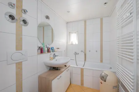 Badezimmer OGder Immobilien: Attraktives Immobilienensemble mit Potenzial – Wohnen, Vermieten, Entwickeln! (Foto)