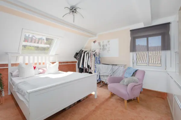 Schlafzimmer DGder Immobilien: Attraktives Immobilienensemble mit Potenzial – Wohnen, Vermieten, Entwickeln! (Foto)