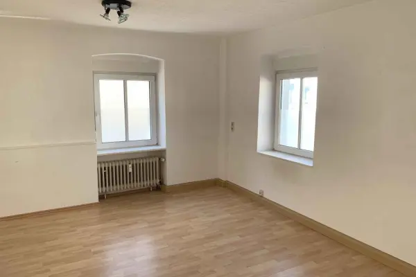 Wohnzimmer im Erdgeschossder Immobilien: Attraktives Immobilienensemble mit Potenzial – Wohnen, Vermieten, Entwickeln! (Foto)