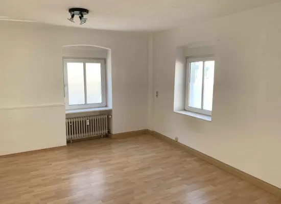 Wohnzimmer im Erdgeschossder Immobilien: Attraktives Immobilienensemble mit Potenzial – Wohnen, Vermieten, Entwickeln! (Foto)