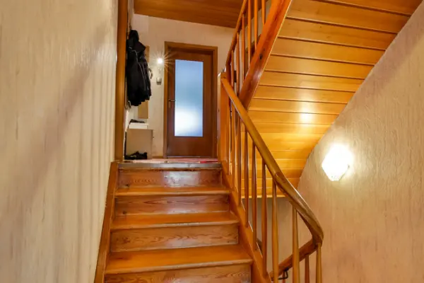 Treppenhaus der Immobilien: Viel Platz! Wohnhaus mit Scheune und Ausbaureserve! (Foto)