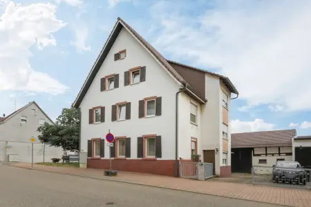 Straßenansichtder Immobilien: Viel Platz! Wohnhaus mit Scheune und Ausbaureserve! (Foto)