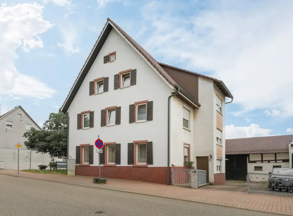 Straßenansichtder Immobilien: Viel Platz! Wohnhaus mit Scheune und Ausbaureserve! (Foto)