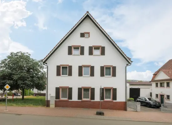 Straßenansicht der Immobilie: Mehrgenerationenhaus mit Scheune (Foto)