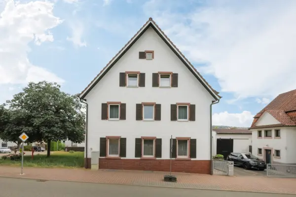 Straßenansichtder Immobilien: Viel Platz! Wohnhaus mit Scheune und Ausbaureserve! (Foto)
