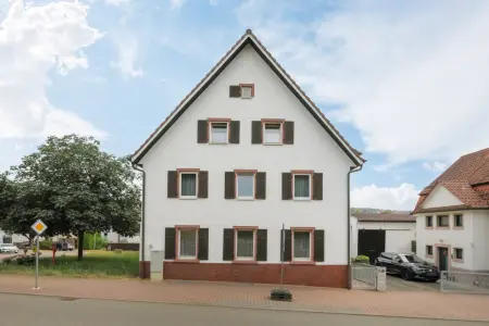 Straßenansichtder Immobilien: Viel Platz! Wohnhaus mit Scheune und Ausbaureserve! (Foto)