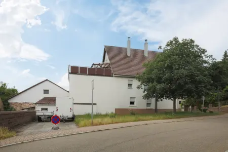 Rückseite der Immobilie: Mehrgenerationenhaus mit Scheune (Foto)