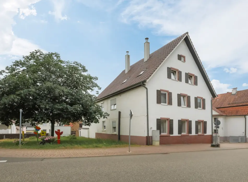 Straßenansicht der Immobilie: Mehrgenerationenhaus mit Scheune (Titelbild)