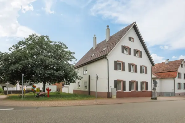 Straßenansichtder Immobilien: Viel Platz! Wohnhaus mit Scheune und Ausbaureserve! (Foto)