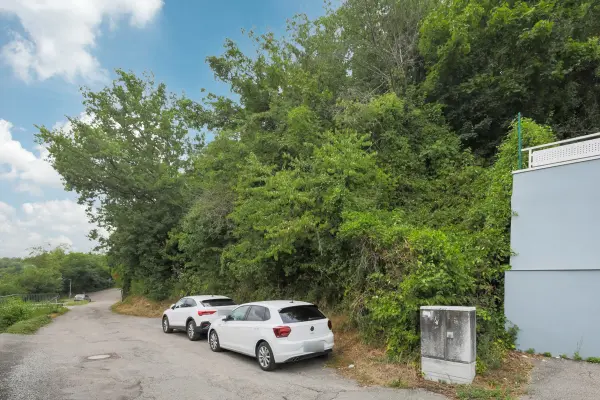 Straßenansichtder Immobilien: Baugrundstück in Südhang-Lage (Foto)