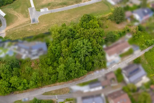 Luftansichtder Immobilien: Baugrundstück in Südhang-Lage (Foto)