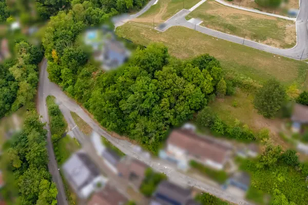 Luftansichtder Immobilien: Baugrundstück in Südhang-Lage (Foto)