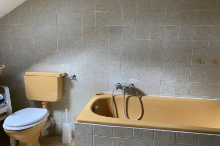 Bad (unten)der Immobilien: Interessante DG-Wohnung mit Ausblick (Foto)