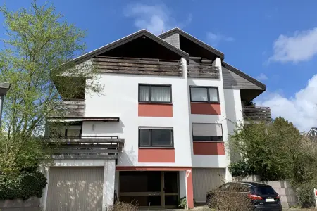 Straßenansichtder Immobilien: Interessante DG-Wohnung mit Ausblick (Foto)