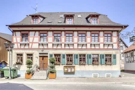 Gebäudeansicht - Haupteingangder Immobilien: Seltene Gelegenheit: Ihr Traum vom eigenen Landhotel mit Restaurant und Eisdiele wird wahr! (Foto)