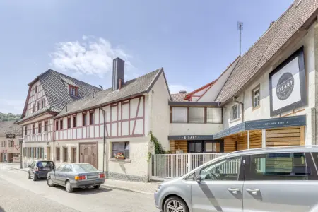 Gebäudeansicht - Seiteneigang und Eisdieleder Immobilien: Seltene Gelegenheit: Ihr Traum vom eigenen Landhotel mit Restaurant und Eisdiele wird wahr! (Foto)
