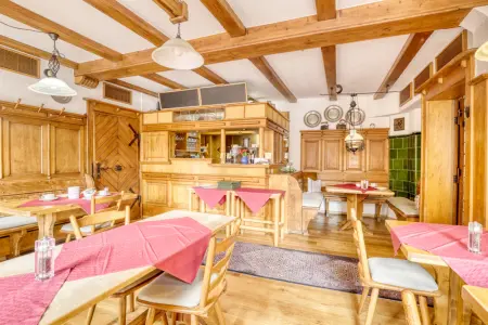 Gastraum mit Thekeder Immobilien: Seltene Gelegenheit: Ihr Traum vom eigenen Landhotel mit Restaurant und Eisdiele wird wahr! (Foto)