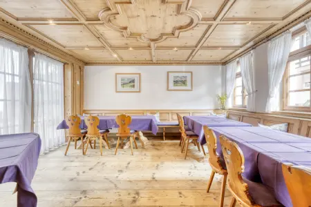 Gastraum mit Zugang zum Biergartender Immobilien: Seltene Gelegenheit: Ihr Traum vom eigenen Landhotel mit Restaurant und Eisdiele wird wahr! (Foto)
