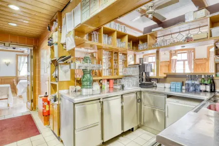 Theke / Kücheder Immobilien: Seltene Gelegenheit: Ihr Traum vom eigenen Landhotel mit Restaurant und Eisdiele wird wahr! (Foto)