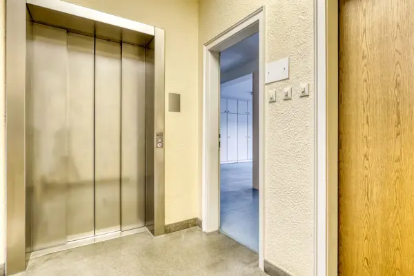 Eingang barrierefreider Immobilien: Die perfekte Bühne für Ihren Erfolg: Renovierungsbedürftiges Büro in Pforzheim wartet auf Ihre Ideen (Foto)