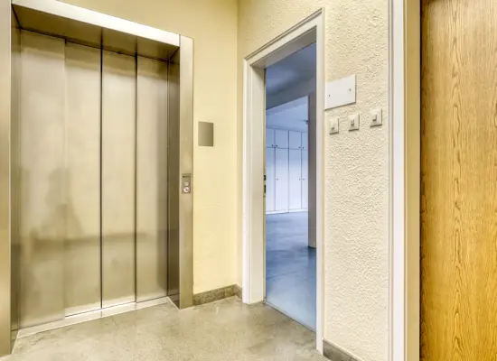 Eingang barrierefreider Immobilien: Die perfekte Bühne für Ihren Erfolg: Renovierungsbedürftiges Büro in Pforzheim wartet auf Ihre Ideen (Foto)