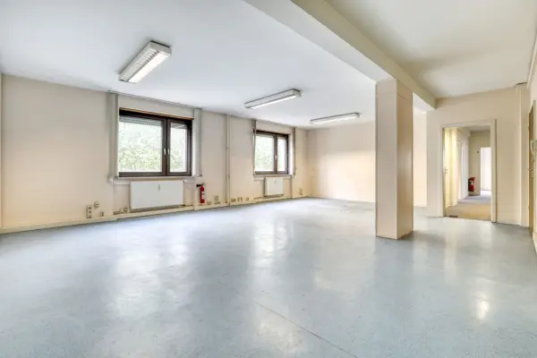 Offener Raumder Immobilien: Die perfekte Bühne für Ihren Erfolg: Renovierungsbedürftiges Büro in Pforzheim wartet auf Ihre Ideen (Foto)