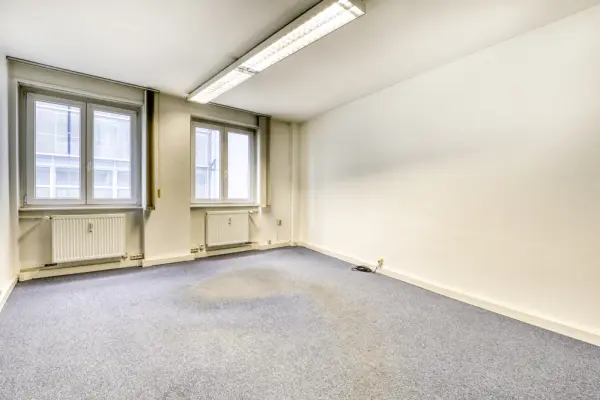 Büroder Immobilien: Die perfekte Bühne für Ihren Erfolg: Renovierungsbedürftiges Büro in Pforzheim wartet auf Ihre Ideen (Foto)