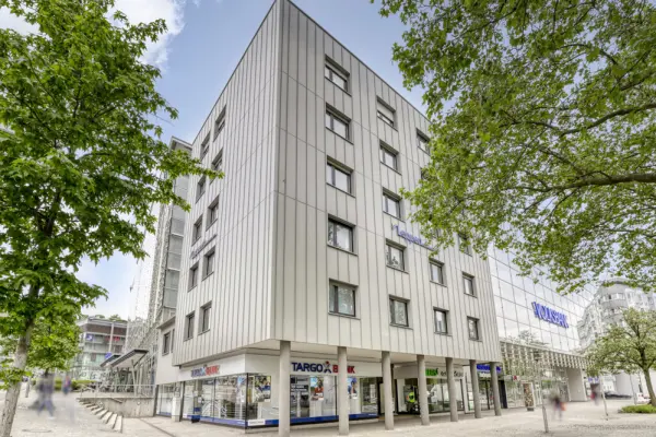 Gebäudeansichtder Immobilien: Die perfekte Bühne für Ihren Erfolg: Renovierungsbedürftiges Büro in Pforzheim wartet auf Ihre Ideen (Titelbild)