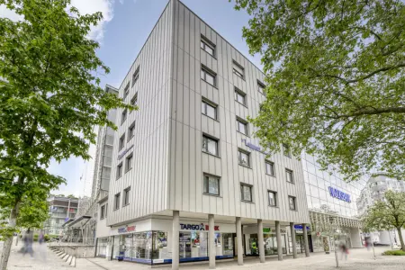 Gebäudeansichtder Immobilien: Die perfekte Bühne für Ihren Erfolg: Renovierungsbedürftiges Büro in Pforzheim wartet auf Ihre Ideen (Titelbild)