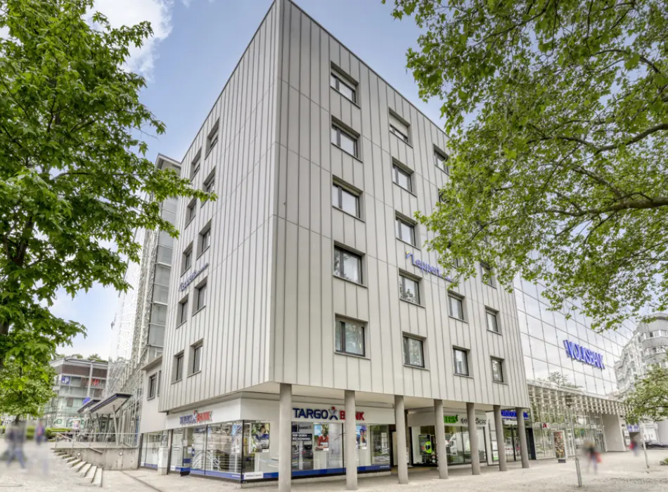 Gebäudeansichtder Immobilien: Die perfekte Bühne für Ihren Erfolg: Renovierungsbedürftiges Büro in Pforzheim wartet auf Ihre Ideen (Titelbild)
