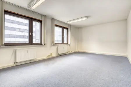 Büroder Immobilien: Die perfekte Bühne für Ihren Erfolg: Renovierungsbedürftiges Büro in Pforzheim wartet auf Ihre Ideen (Foto)
