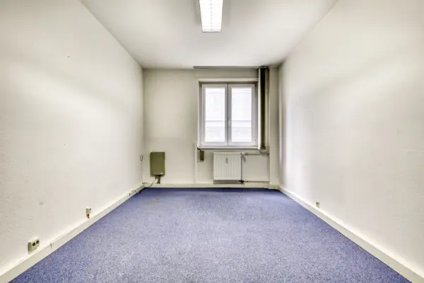 Büroder Immobilien: Die perfekte Bühne für Ihren Erfolg: Renovierungsbedürftiges Büro in Pforzheim wartet auf Ihre Ideen (Foto)