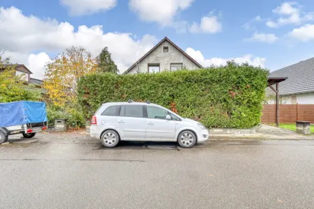 Vorderansichtder Immobilien: Frei stehendes Einfamilienhaus mit großem Grundstück in ruhiger Lage (Foto)