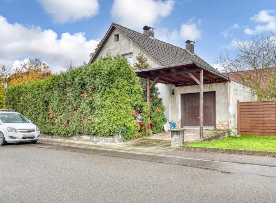 Vorderansichtder Immobilien: Frei stehendes Einfamilienhaus mit großem Grundstück in ruhiger Lage (Titelbild)