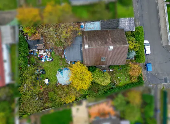 Ansicht von obender Immobilien: Frei stehendes Einfamilienhaus mit großem Grundstück in ruhiger Lage (Foto)