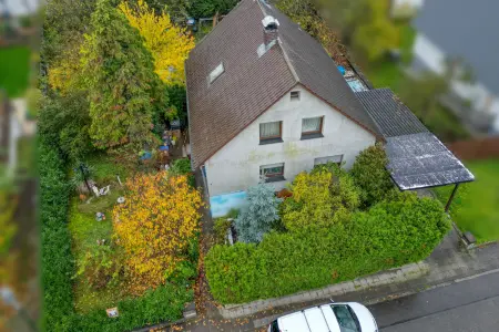 Ansicht von obender Immobilien: Frei stehendes Einfamilienhaus mit großem Grundstück in ruhiger Lage (Foto)