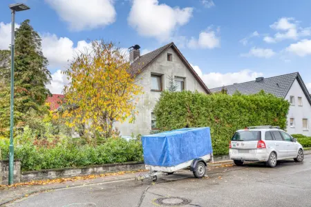 Vorderansicht der Immobilien: Frei stehendes Einfamilienhaus mit großem Grundstück in ruhiger Lage (Foto)