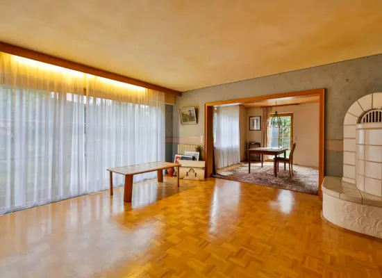 Wohnbereich im EG mit Kachelofender Immobilien: Solides Zweifamilienhaus in bester Lage! (Foto)