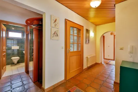 Flur mit Blick in Gäste-WCder Immobilien: Solides Zweifamilienhaus in bester Lage! (Foto)