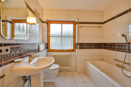 Bad EGder Immobilien: Solides Zweifamilienhaus in bester Lage! (Foto)
