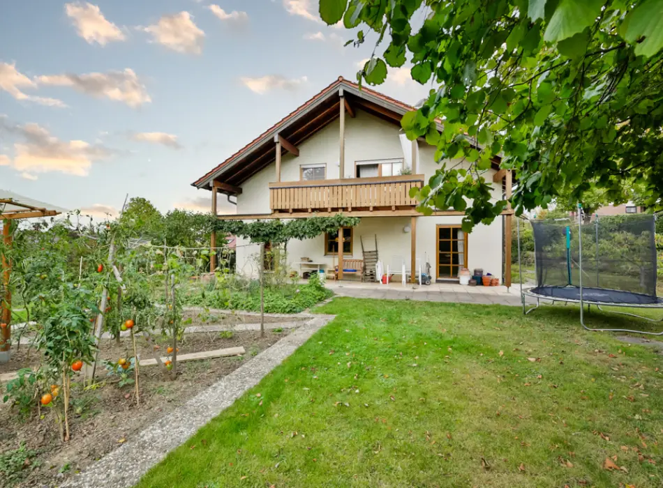 Viel Platzder Immobilien: Solides Zweifamilienhaus in bester Lage! (Titelbild)