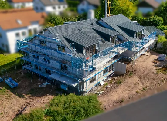 Ansicht Gartenseite der Immobilie: Wohnen auf einer Ebene – barrierearm, hell & ruhig in Engelsbrand (Foto)