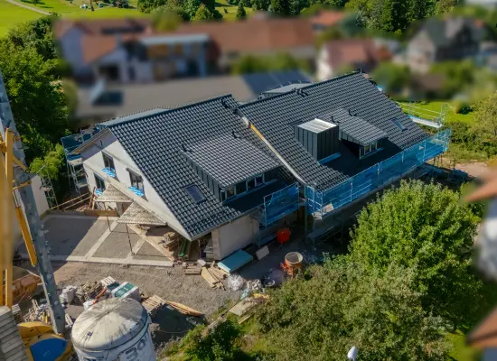 Ansicht Mehrfamilienhaus der Immobilie: Traumhafte, schlüsselfertige Neubau-Dachgeschosswohnung mit Balkon und flexibler Raumaufteilung (Foto)