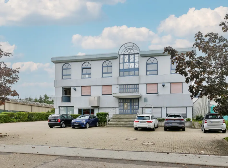 Straßenansichtder Immobilien: Attraktives Gewerbeobjekt mit vielseitigen Nutzungsmöglichkeiten! (Titelbild)